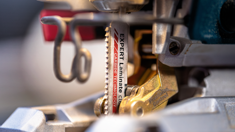 電動工具中安裝有硬質合金齒的曲線鋸鋸片的特寫。.