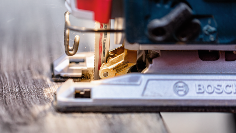 拼圖鋸穿過木板。.