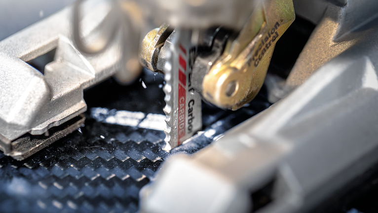 拼圖鋸刀片切割碳纖維板。.