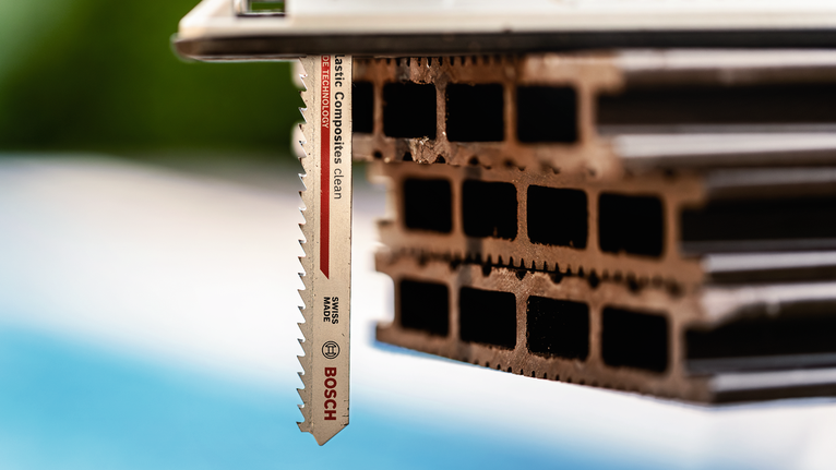 拼圖鋸刀片切割堆疊的空心複合材料。.