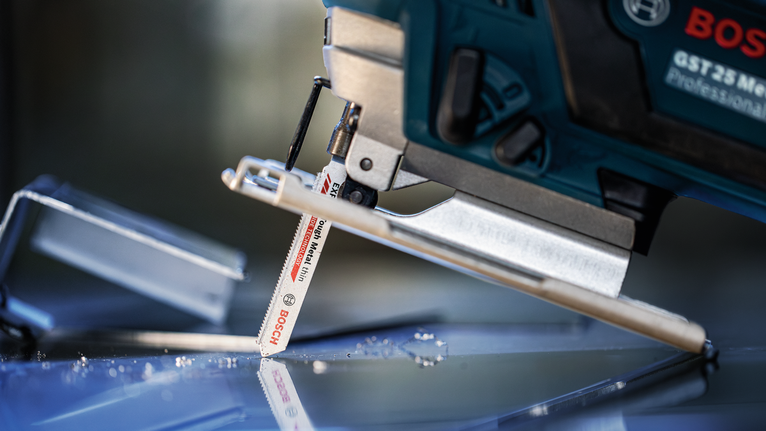 拼圖鋸切開了一塊玻璃，附近散落著玻璃碎片。.