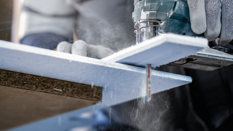 EXPERT ‘Fiber Plaster’ T 141 HM 線鋸片 3 件式 配戴安全設備的人員使用電動曲線鋸切割泡棉絕緣板。.