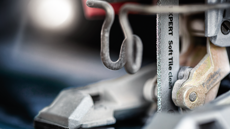 拼圖鋸刀片以近角度切割磁磚。.