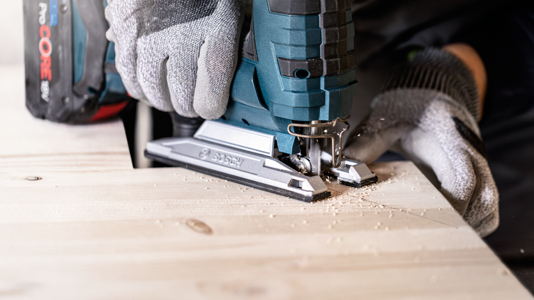 EXPERT ‘Wood 2-side clean’ T 308 B 線鋸片 5 件式 配戴安全設備的人員使用無線曲線鋸切割木板。.