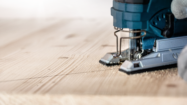 EXPERT ‘Wood 2-side clean’ T 308 B 線鋸片 5 件式 一個人引導拼圖沿著標記線切割木板。.