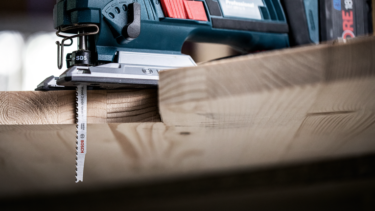 EXPERT ‘Wood 2-side clean’ T 308 B 線鋸片 5 件式 車間裡,拼圖鋸正在切割一塊厚木板。.