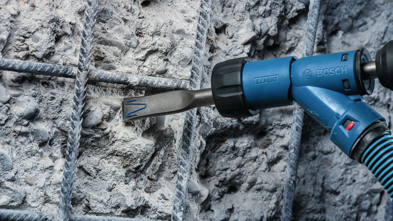 使用電動工具破碎鋼筋之間的混凝土。