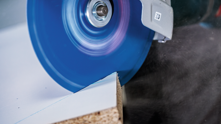 圓鋸片切割層壓木板。