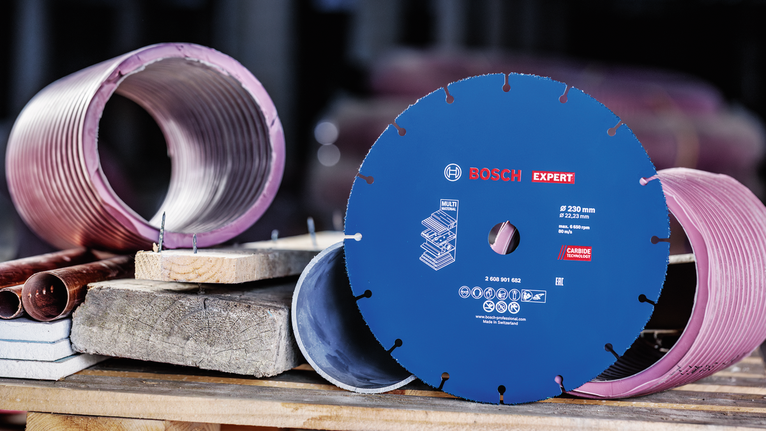 鑽石鋸片展示在工作台上，旁邊是金屬和混凝土芯樣本。