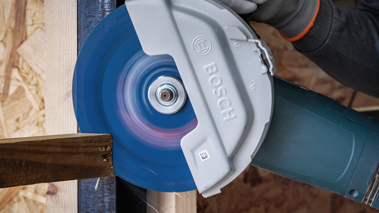 一名配戴安全設備的人員正在用圓鋸切割木材。