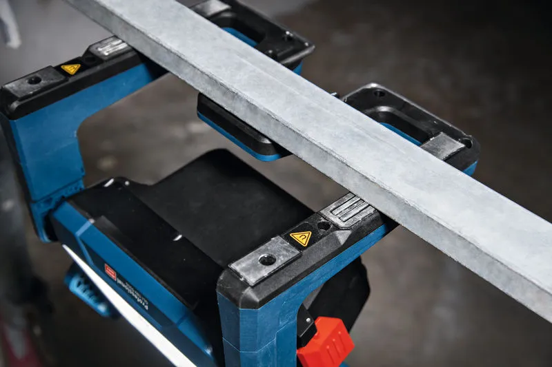 無線工作現場燈照亮了金屬樑下方的工作空間。