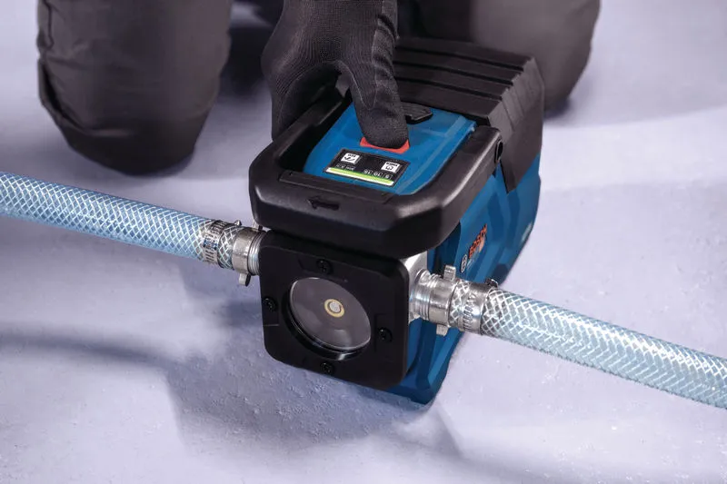 一名穿戴安全裝備的人員操作連接軟管的便攜式水泵。