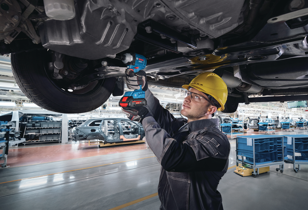 BoschIDS 18V-200衝擊扳手，用於汽車組裝。