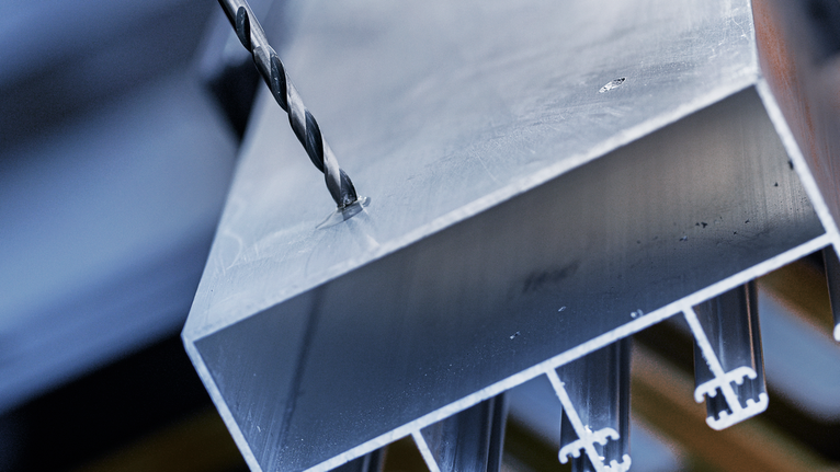 鑽頭正在金屬樑上鑽孔。