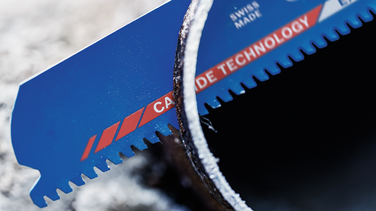 帶有硬質合金齒的鋸片正在切割金屬管。