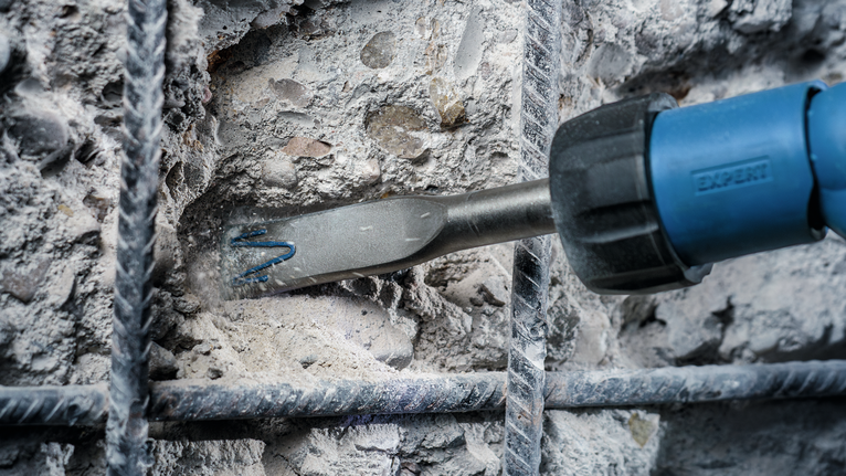 鑿子工具用於鑿開鋼筋之間的混凝土。