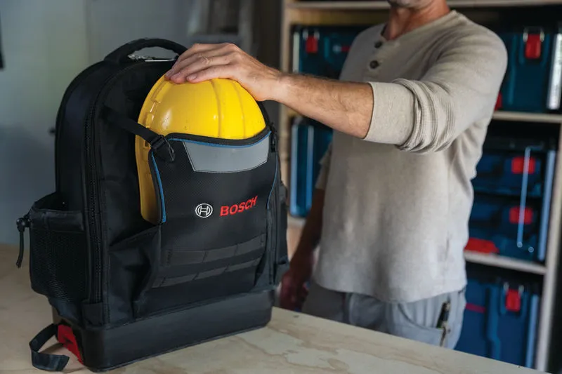 BoschL-BOXX 承包商背包，裡面裝著一頂黃色安全帽。