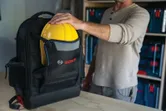 BoschL-BOXX 承包商背包，裡面裝著一頂黃色安全帽。