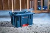 建築工地上的BoschL-BOXX 工程工具箱。