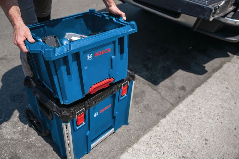 BoschL-BOXX 承包商工具箱堆疊在搬運箱系統上。