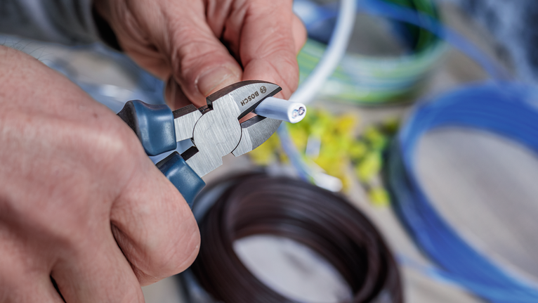 有人用鉗子剪斷電纜。